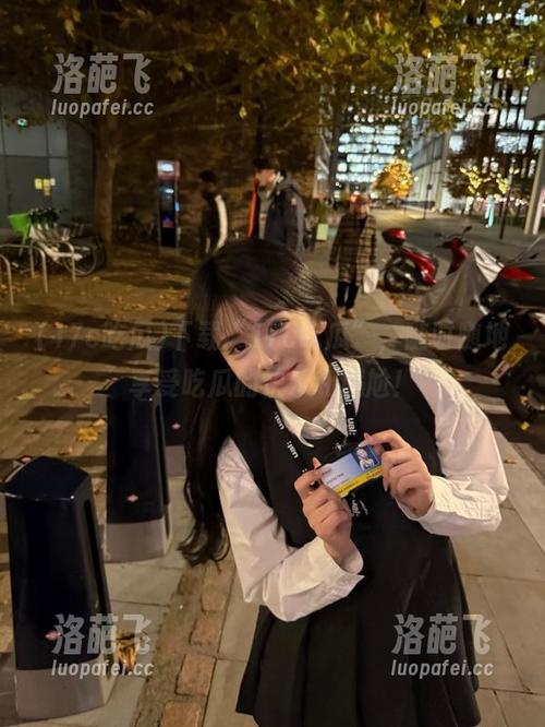 下载“17c吃瓜”，随时随地享受吃瓜的快乐和尴尬！
