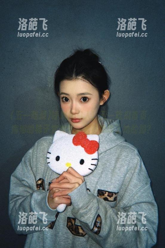 呼叫所有人！五一吃瓜首页，娜娜的袜子变魔术，居然脱离了她的脚？
