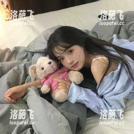 ios里的吃瓜17cgcg：懒洋洋歪坐在沙发，指尖滑动间，奇闻美谈接踵而至！