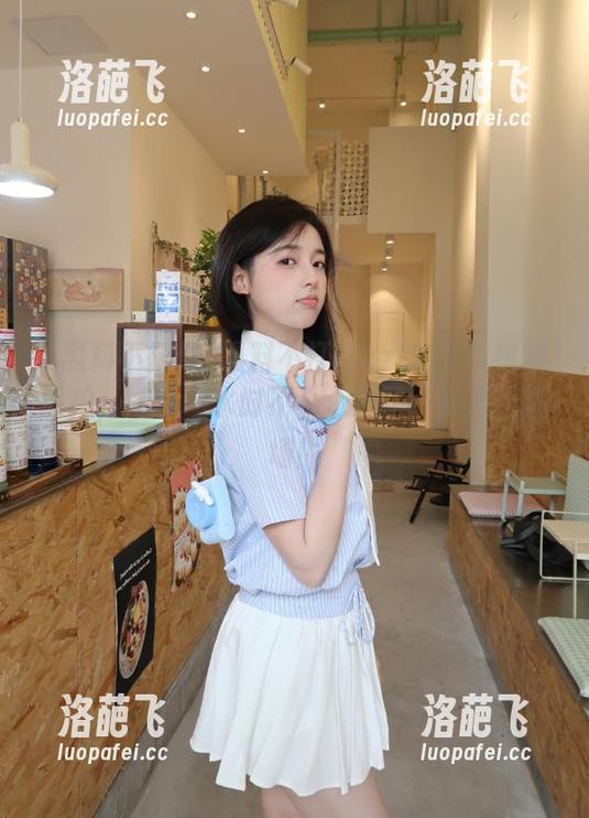 黑料不打烊zztt15：视频抓拍，妹子喝水时不小心成了‘喷泉’现场！