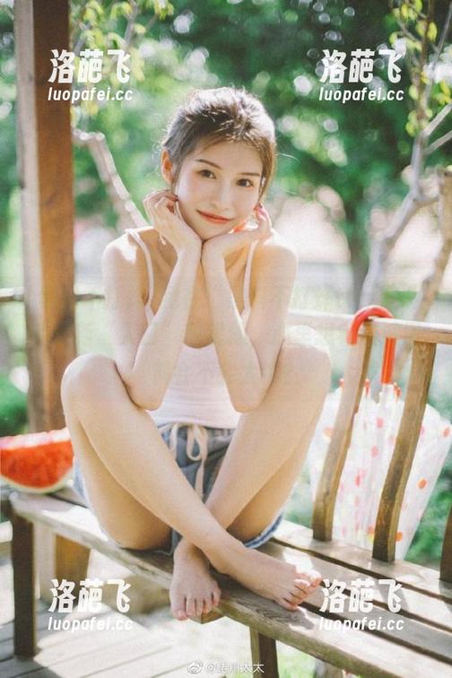 我在“黑料不打烊tttzzz”的更新“入口”前犹豫，心里想着这波黑料会不会太牛？