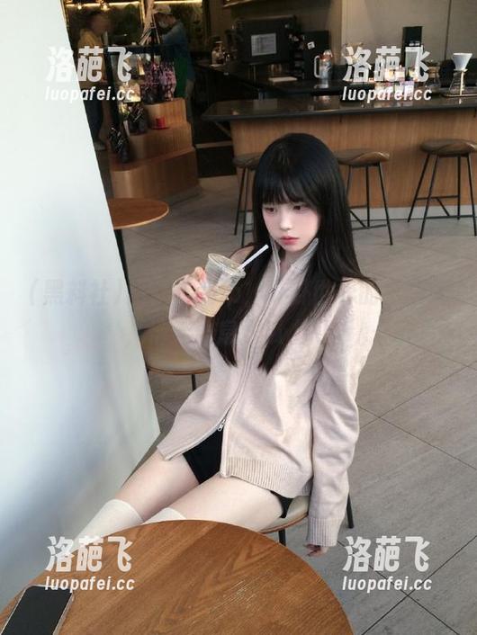 黑料社app，八卦世界的小窗户，悄无声息送瓜上门。