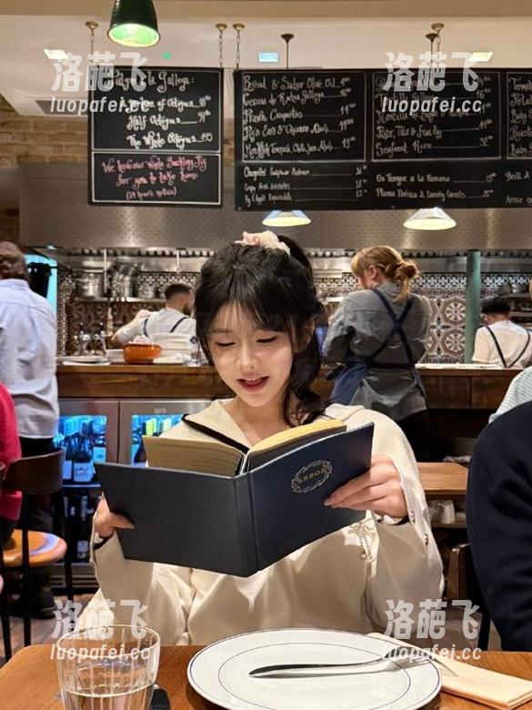 黑料网 黑料网官网24小时开张,瓜吃到日月无尽头,疯狂了。