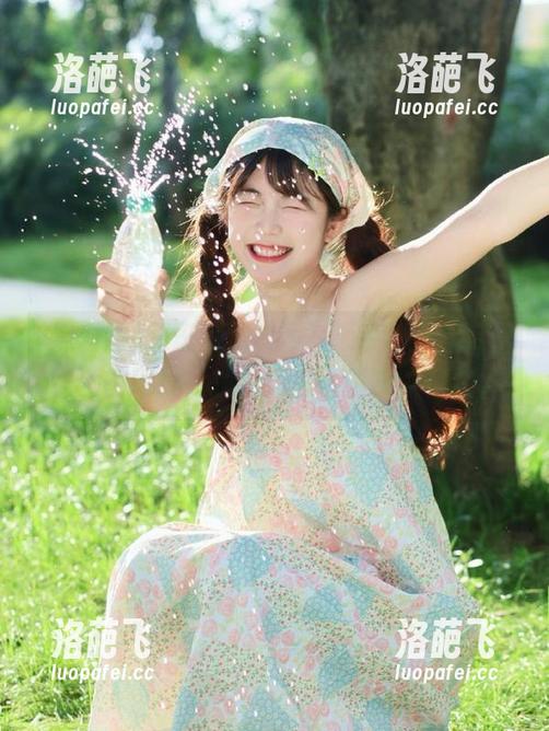 又逛到黑料网，顺手记下几条美女的地址，想想店里也刚缺模特。
