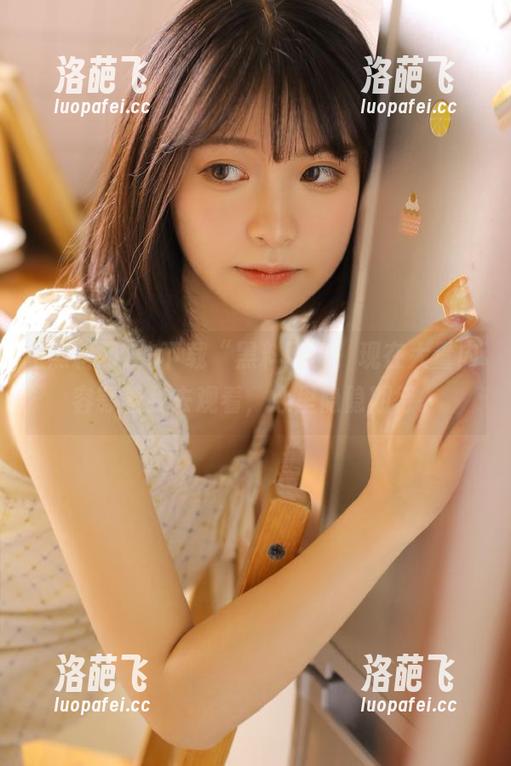 先下载“黑料网”，现在大量内容等着我去观看，心里隐隐期待。